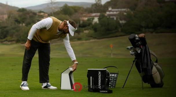 Chơi golf giả lập với Garmin R50