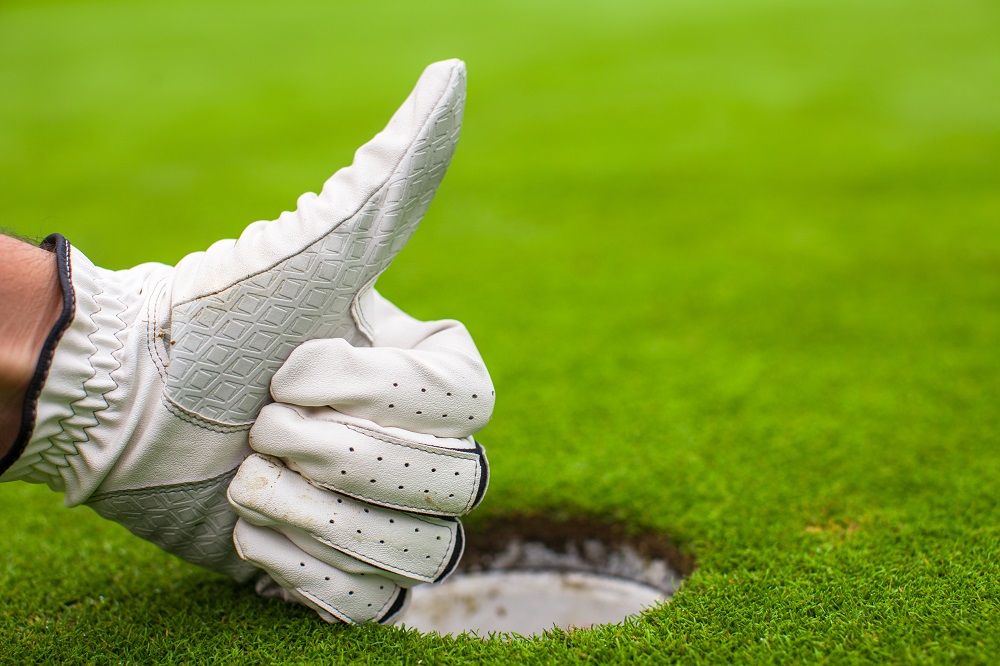 Găng tay golf là một trong những phụ kiện không thể thiếu được với Golfer