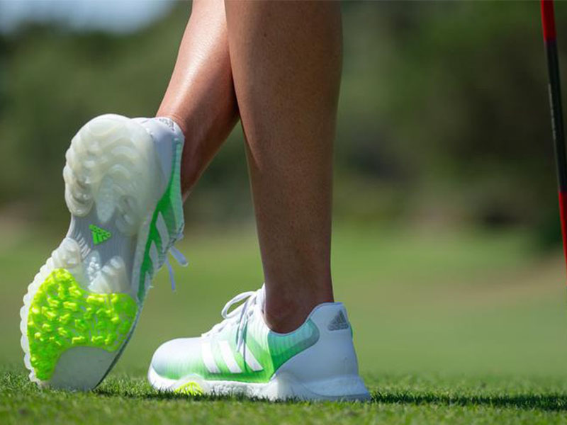 Giày golf là phụ kiện cần thiết cho các bé khi ra sân