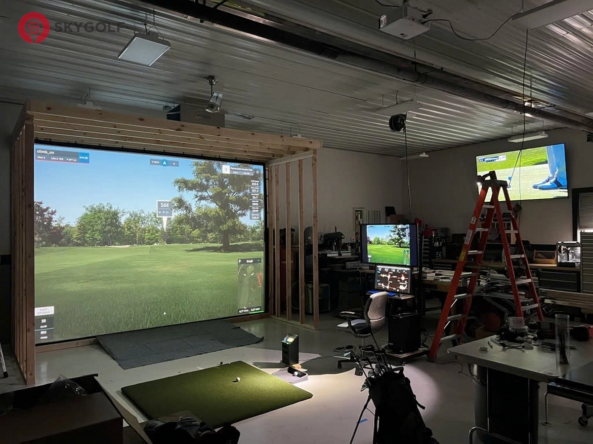 So Sánh Golf Mô Phỏng và Golf Ngoài Trời