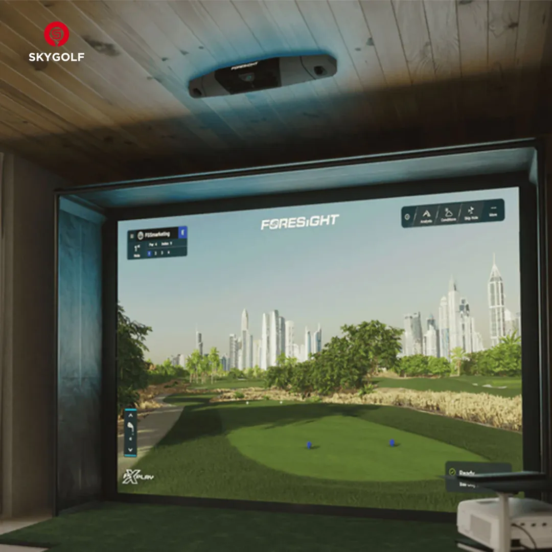 Cảm biến golf Foresight Falcon được gắn trên trần trong một phòng golf 3D hiện đại, với màn hình chiếu lớn hiển thị sân golf ảo chân thực